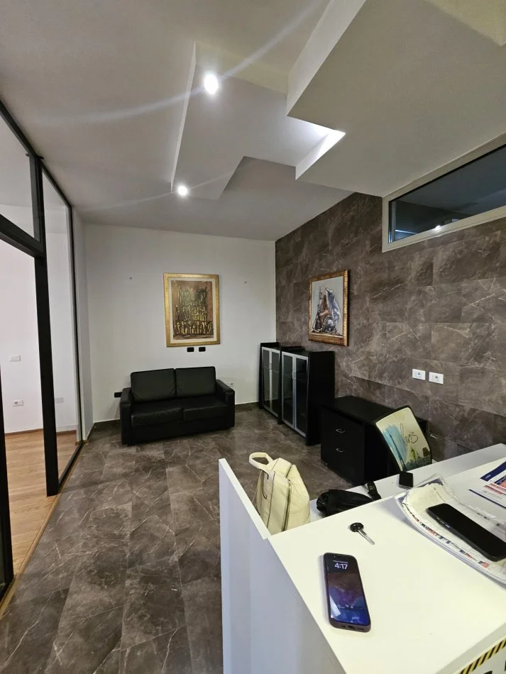 Tirane, jepet me qera zyre Kati 4, 130 m² 1.800 € (Ish-Blloku,rruga Ibrahim Rrugova, prane Tirana Bank)