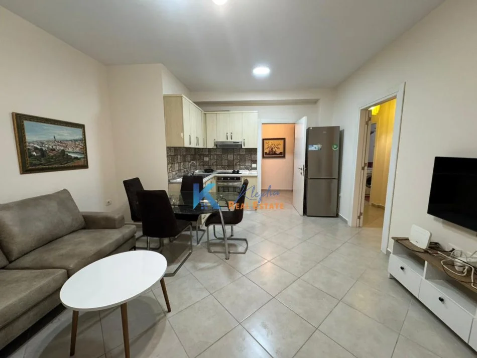 Tirane, jap me qera apartament 2+1+Ballkon Kati 3, 80 m² (Kodra e Diellit, rruga Bill Klinton)