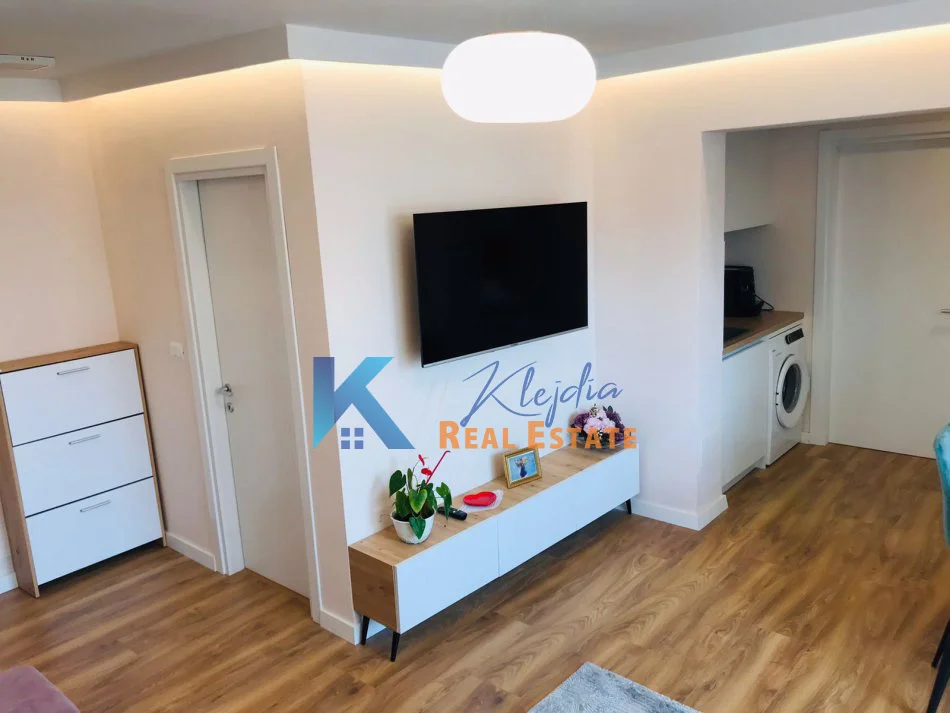 Tirane, jap me qera apartament 1+1+Ballkon Kati 5, 65 m² 650 € (Rruga Mine Peza)