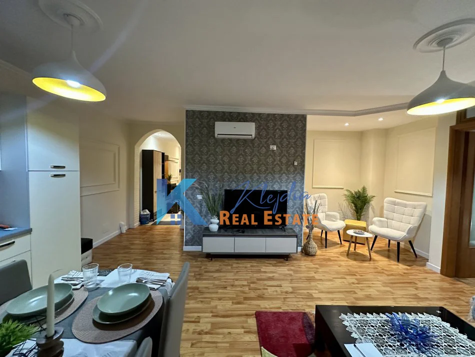 Tirane, jap me qera apartament 1+1+Ballkon Kati 5, 70 m² 670 € (Bllok, prane Fakultetit Juridik)