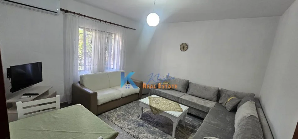 Tirane, jap me qera apartament 1+1+Ballkon Kati 1, 60 m² 550 € (Ish Parku i Autobusëve, Rr. Babë Rexha)