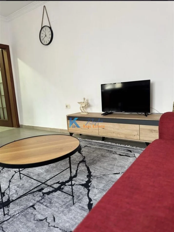 Tirane, jap me qera apartament 1+1+Ballkon Kati 3, 60 m² 500 € (afer Shkolles se Kuqe)