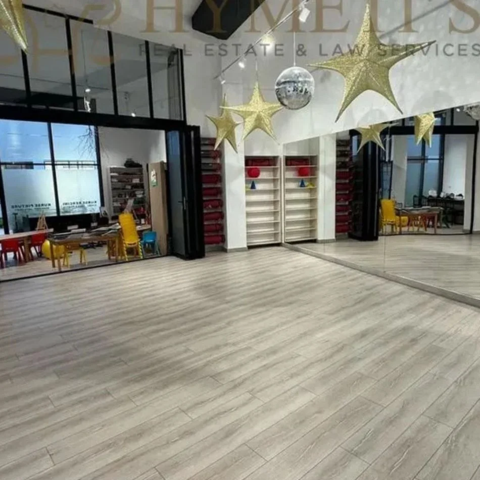 Tirane, jepet me qera ambjent biznesi Kati 0, 110 m² 1.700 € (Tirane, Rruga Jordan Misja, Pallati i Kontaktit)