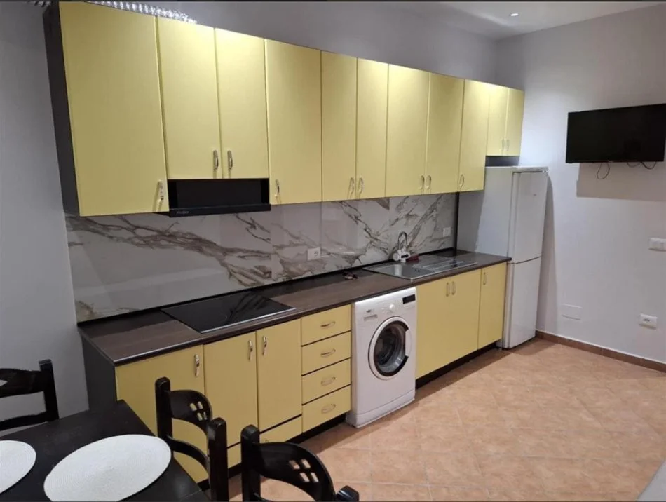 Tirane, jepet me qera apartament 1+1 Kati 3, 64 m² 400 € (Kinostudio, prane Karburant Kastrati)