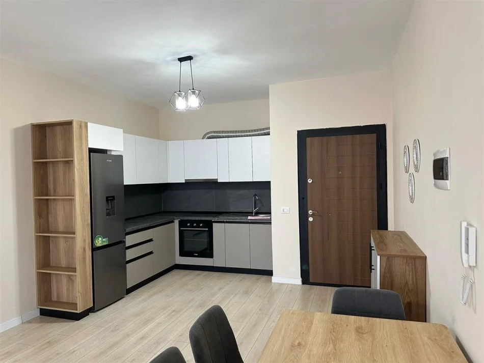 Tirane, jap me qera apartament 2+1+Ballkon , 103 m² 670 € (Fusha e Aviacionit, prane Drejtorise se Tatimeve)