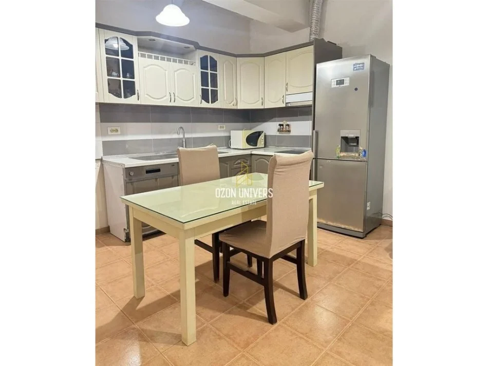 Tirane, jepet me qera apartament 1+1 Kati 1, 65 m² 390 € (Rruga 5 Maji)