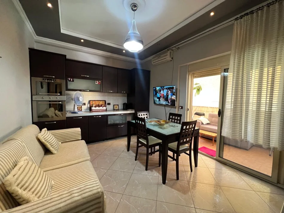 Tirane, jepet me qera apartament 1+1+Ballkon Kati 5, 70 m² 550 € (rruga e kavajes)