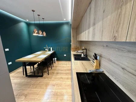 Tirane, jepet me qera apartament 3+1 Kati 3, 108 m² 1.500 € 