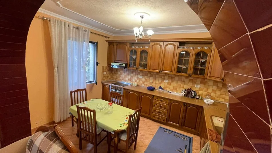 Tirane, jepet me qera apartament 2+1 Kati 1, 100 m² 300 € (Rruga Genc Ndreu, prane Univers City)