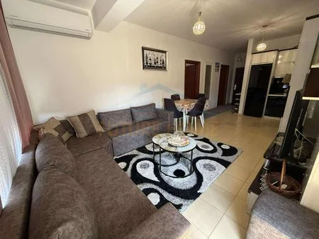Tirane, jepet me qera apartament 2+1 , 450 € 