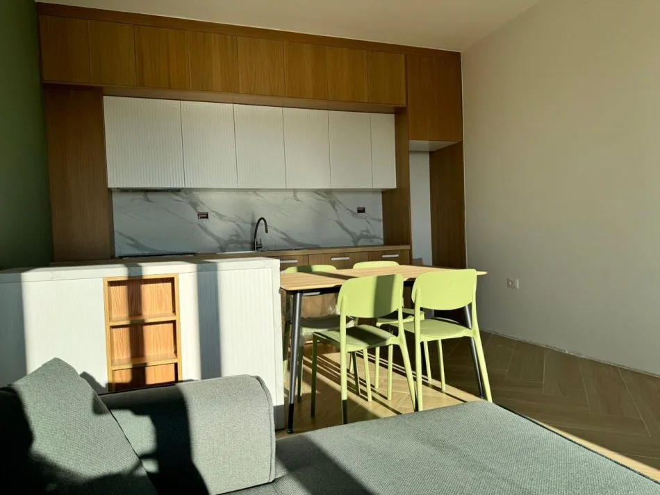 Tirane, jepet me qera apartament 1+1+Ballkon Kati 7, 70 m² 650 € (Trio Tower Residence, Don Bosko)