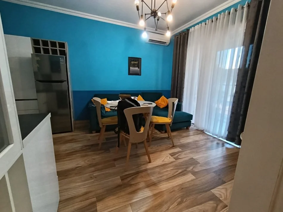 Tirane, jap me qera apartament 2+1+Ballkon Kati 2, 75 m² 700 € (21 Dhjetori, afer hotel Mondial)
