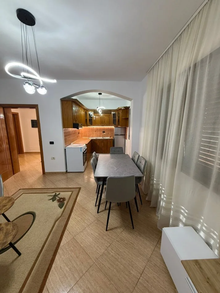 Tirane, jepet me qera apartament 2+1 , 120 m² 500 € 