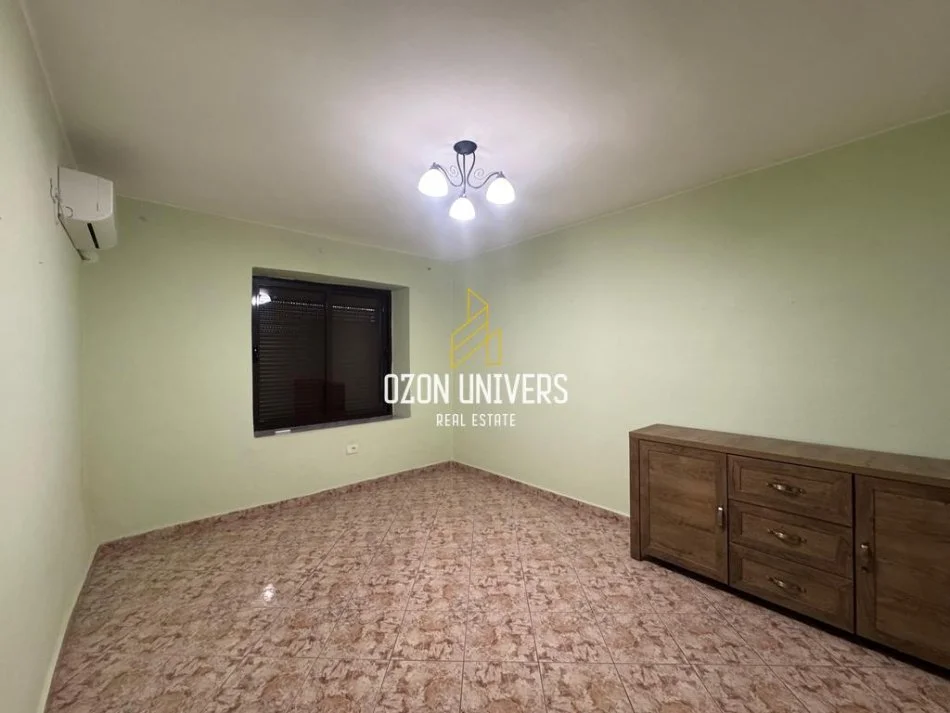 Tirane, jepet me qera apartament 2+1+Ballkon Kati 1, 60 m² 600 € (Ish Ekspozita)