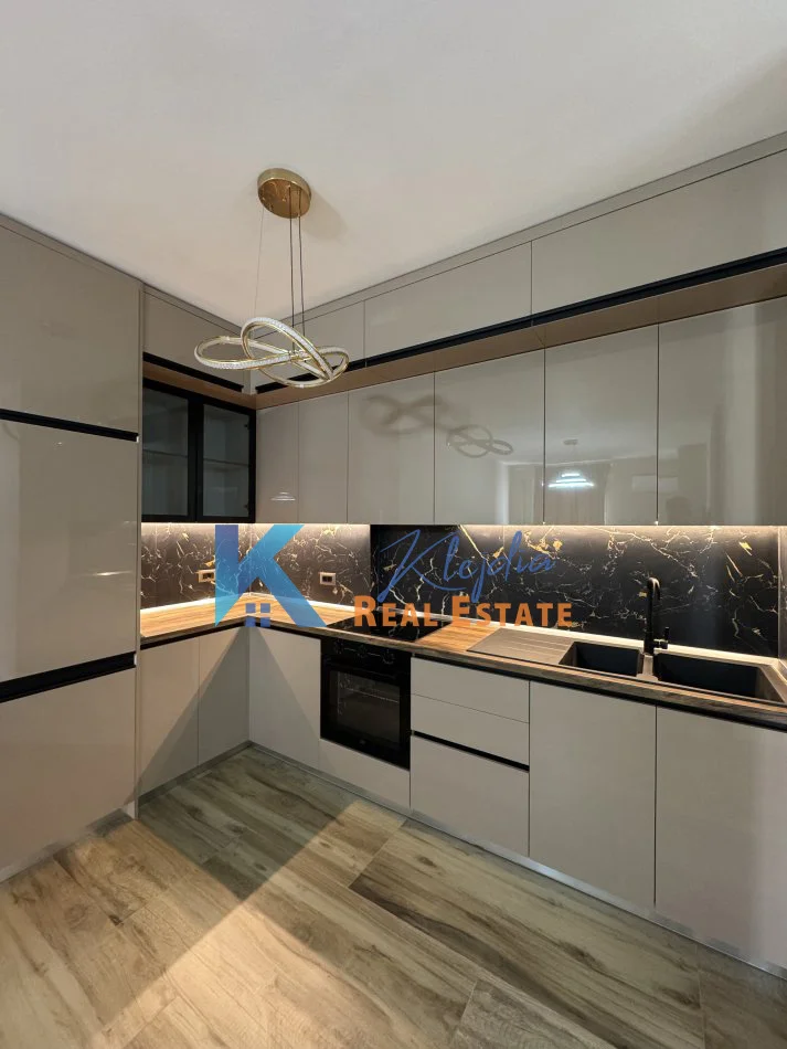 Tirane, jap me qera apartament 1+1+Ballkon Kati 7, 70 m² 600 € (21 Dhjetori, kompleksi Star)