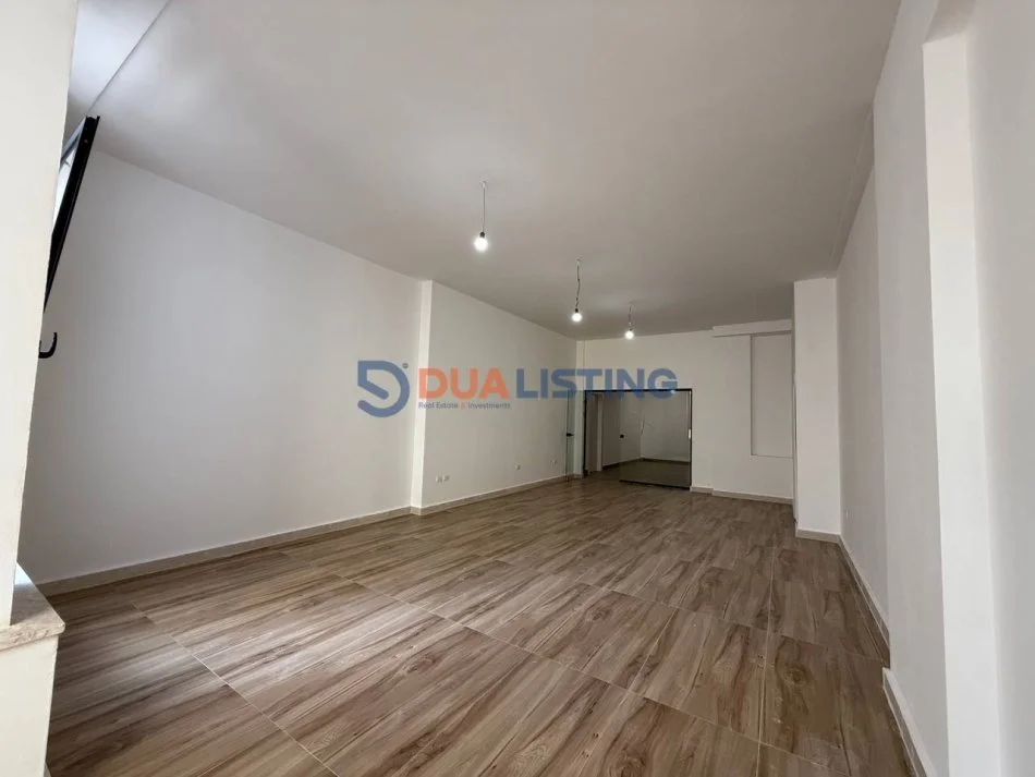 Tirane, jepet me qera zyre Kati 1, 72 m² 1.300 € (Rruga Mine Peza)