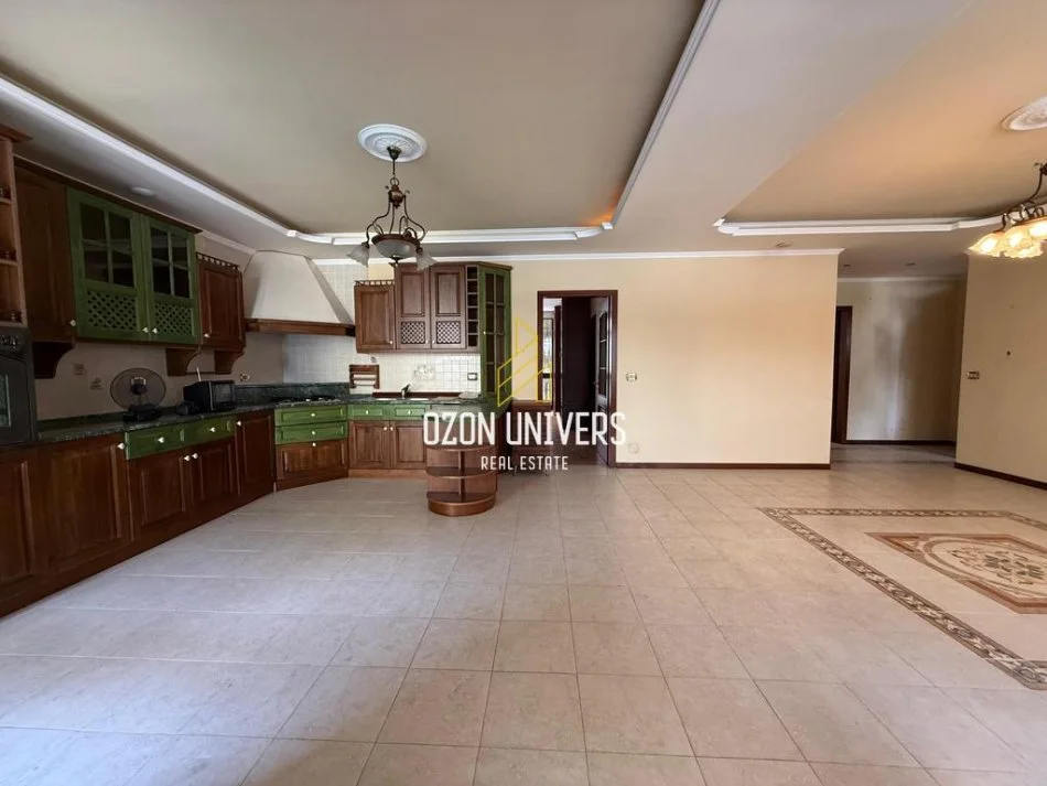 Tirane, jepet me qera zyre Kati 4, 140 m² 1.300 € (Kafe Roma, Bulevardi Bajram Curri)