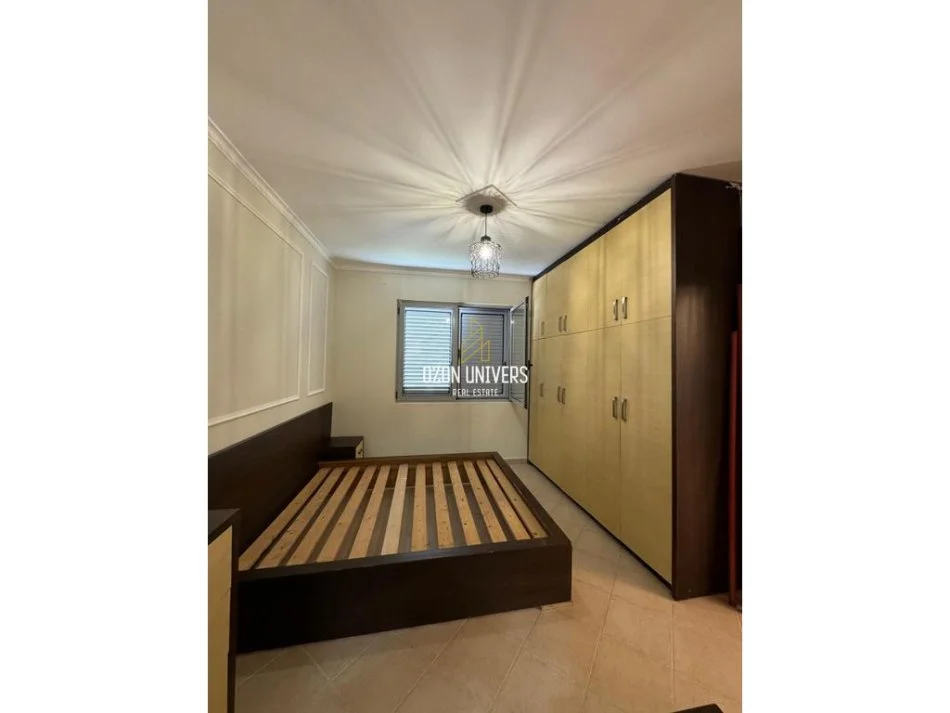 Tirane, jepet me qera apartament 3+1 Kati 5, 90 m² 550 € (fresku)