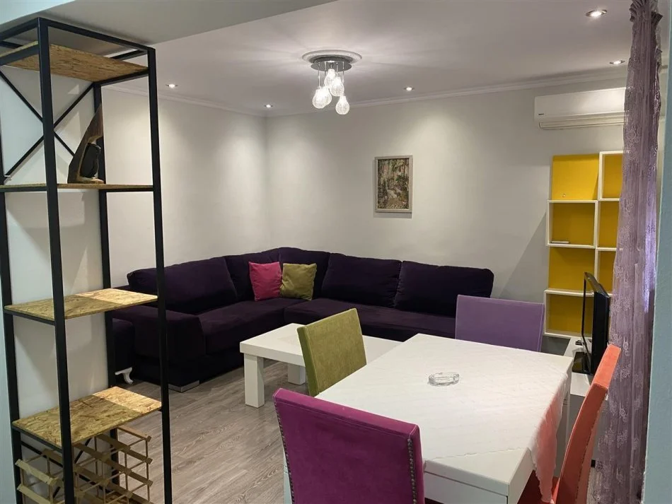 Apartament 2+1 me qera ne Xhamllik 550 €