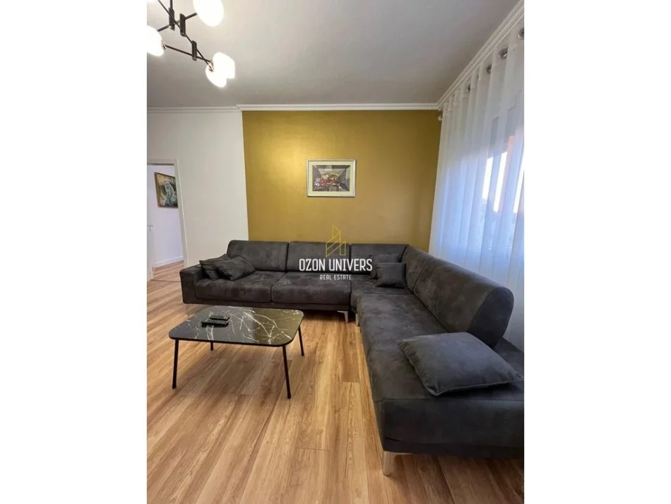 Tirane, Jepet me qira apartament 2+1+Ballkon Kati 8, 98 m² (Pazari i Ri)