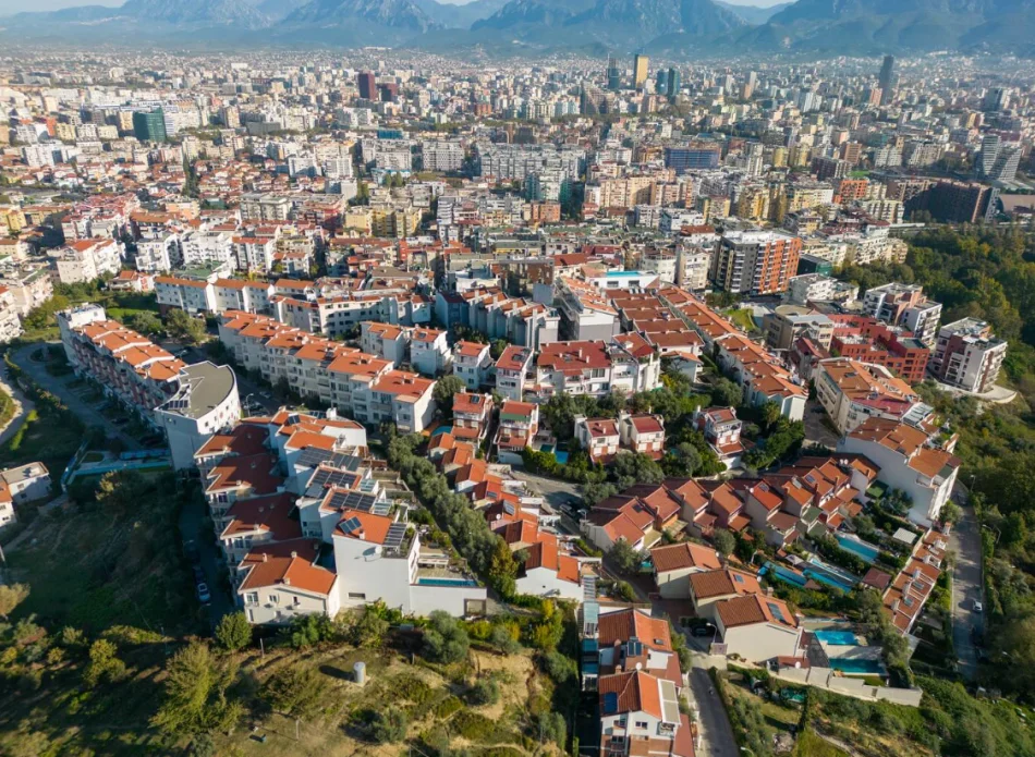 Tirane, jepet me qera apartament duplex 2+1 , 111 m² 600 € 