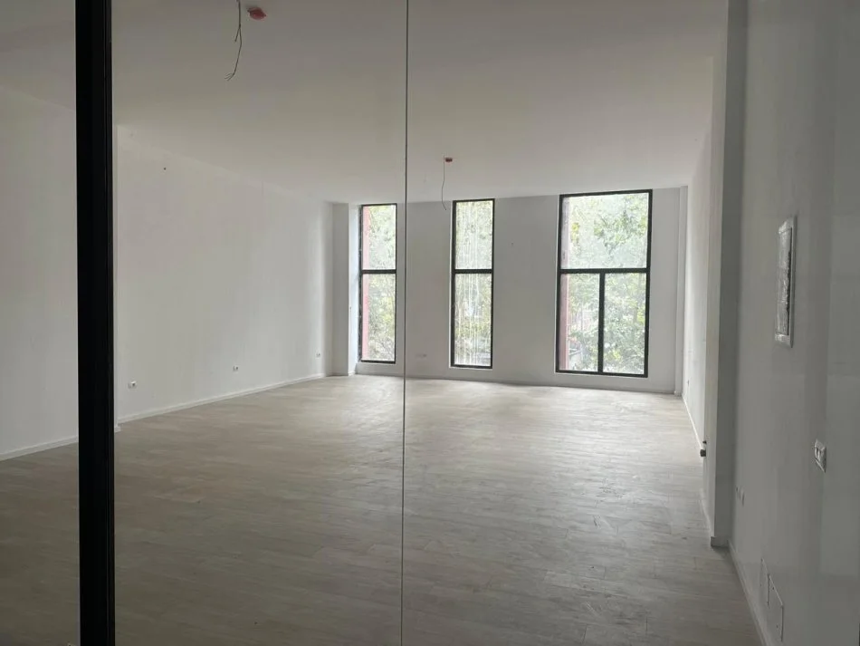 Tirane, jepet me qera dyqan , 81 m² 2.000 € 