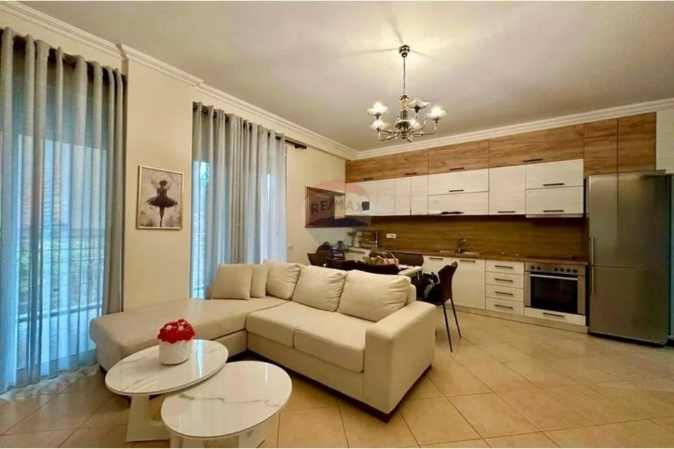 Tirane, jepet me qera apartament 3+1+Aneks+Ballkon Kati 2, 126 m² 750 € (Rruga Peti)