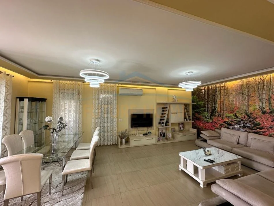 Tirane, shitet apartament 2+1 Kati 4, 146 m² 260.000 € (Rruga e Dajtit, Fresku)