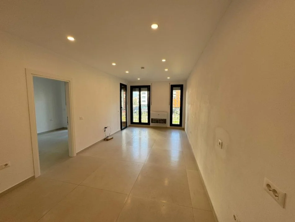 Tirane, jepet me qera zyre Kati 3, 68 m² 500€ (Rruga Kongresi i Manastirit)