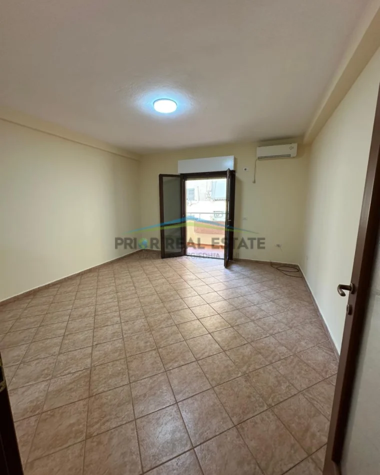 Tirane, jepet me qera apartament 2+1+2 Kati 4, 118 m² 75.000 ALL (Komuna e Parisit)