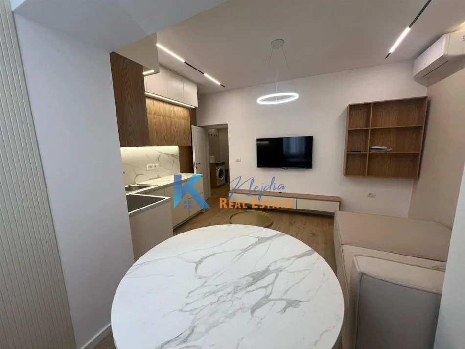 Tirane, jap me qera apartament 2+1 Kati 3, 70 m² 650 € (Rruga e Kavajes, afer Kishes Katolike)