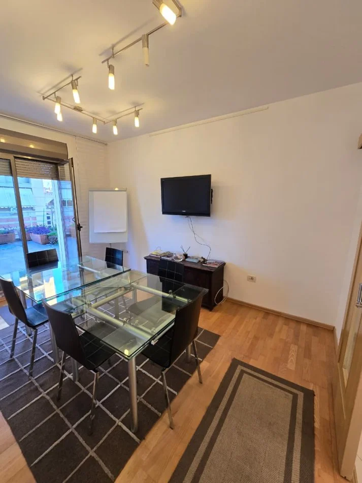 Tirane, jepet me qera zyre , 105 m² 1.100 € 