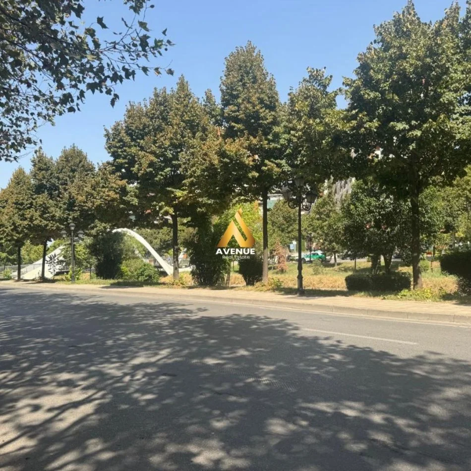 Tirane, jepet me qera dyqan Kati 0, 30 m² 700 € (bulevardi bajram curi)