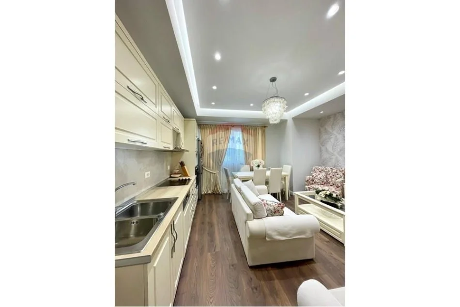 Tirane, jepet me qera apartament 2+1+Ballkon Kati 1, 120 m² 1.000 € (Rruga e Durresit)