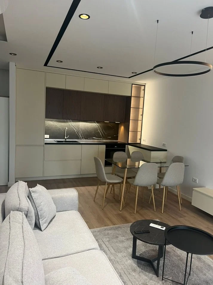 Tirane, jepet me qera apartament 1+1+Ballkon Kati 7, 75 m² 900 € (Parku Olimpik)