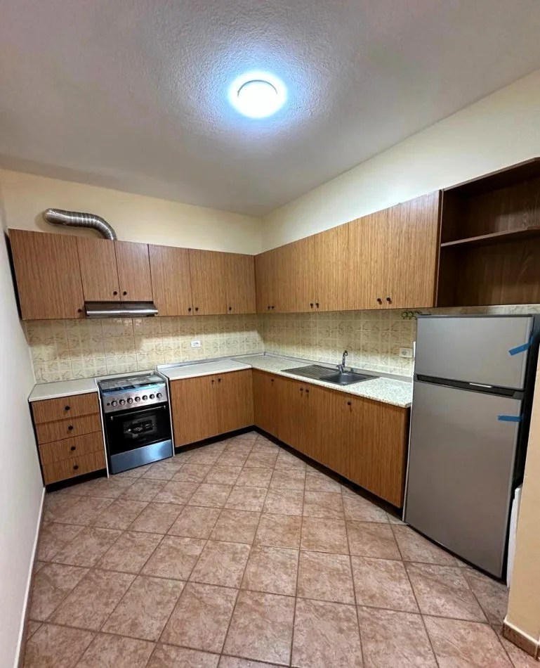 Tirane, jepet me qera apartament 2+1+Ballkon Kati 4, 118 m² 700 € (Komuna e Parist)