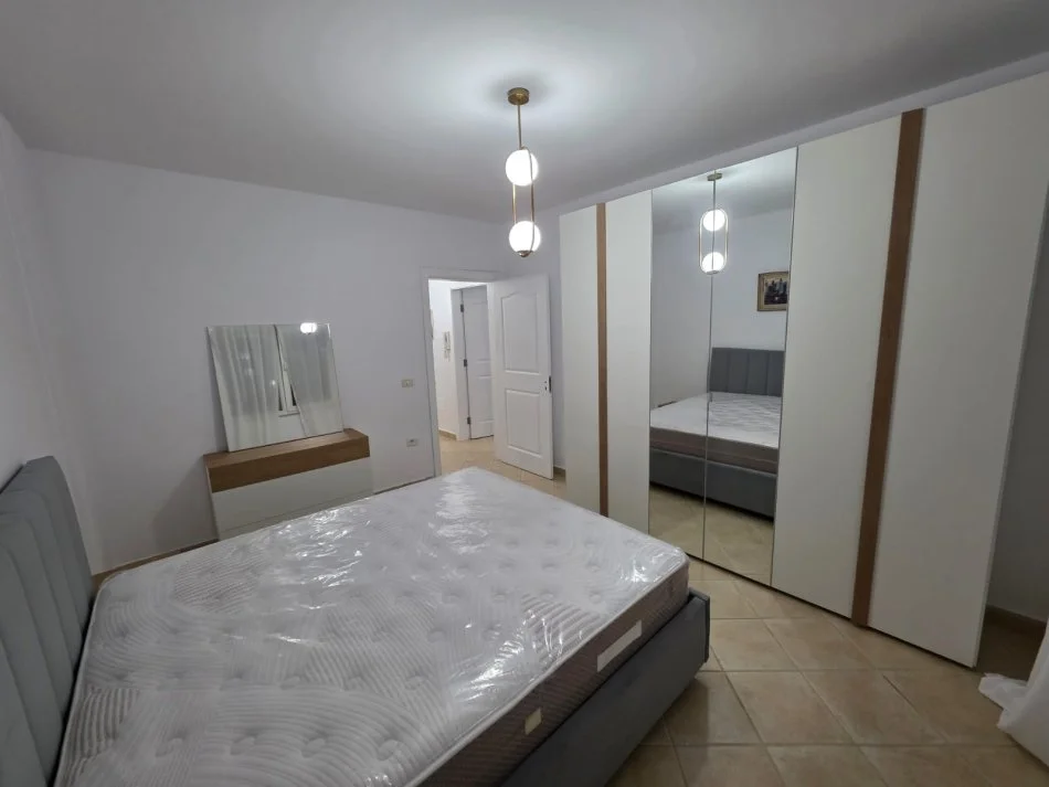 Tirane, jepet me qera apartament 1+1+Ballkon Kati 4, 65 m² 650 € (Ish Ekspozita, Rruga Nikolla Jorgo)