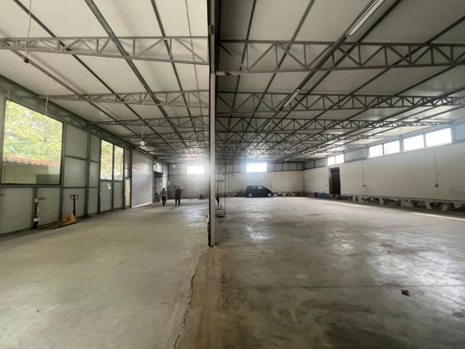 Tirane, jepet me qera kapanon , 650 m² 3.250 € (rruga myslym keta)