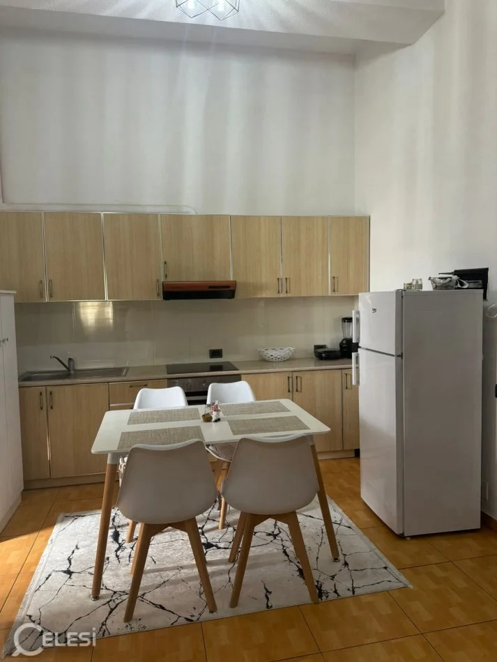 Tirane, jepet me qera apartament 1+1+Ballkon Kati 2, 70 m² 500 € (RRUGA E DIBRES)
