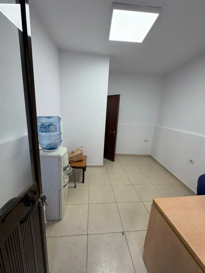 Tirane, jepet me qera dyqan Kati 0, 12 m² 300 € (RRUGA FORTUZI)