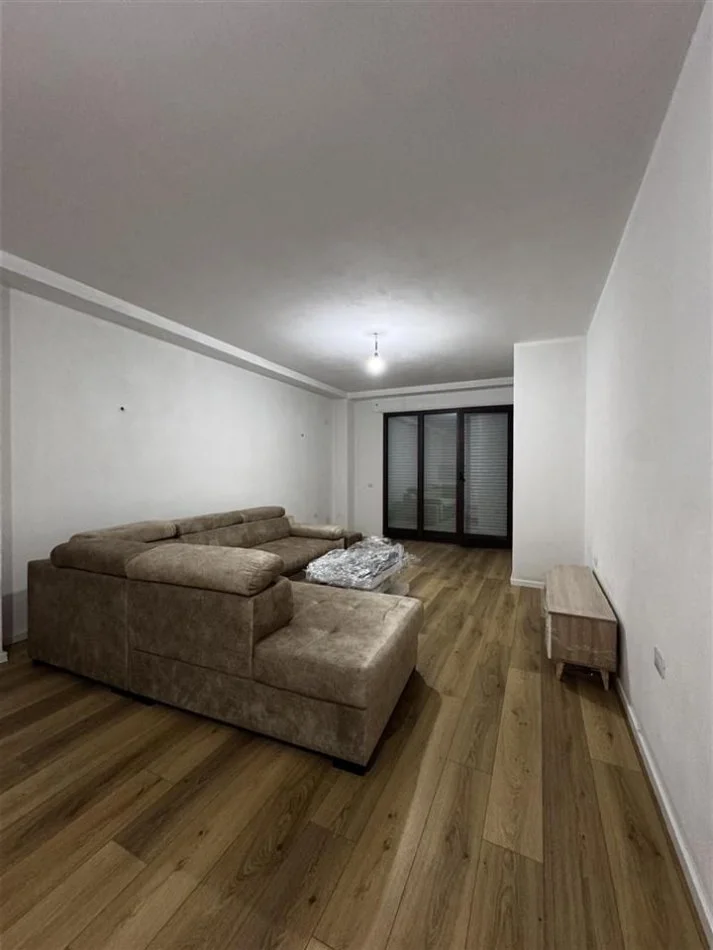 Tirane, jepet me qera apartament 1+1+Ballkon Kati 4, 98 m² 500 € ( Pranë Concorde Center)