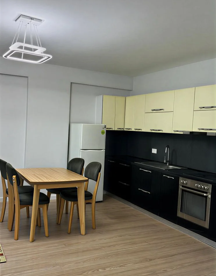 Tirane, jepet me qera apartament 1+1+Ballkon Kati 1, 70 m² 430 € (Rruga 5 Maj (tek Big Market))