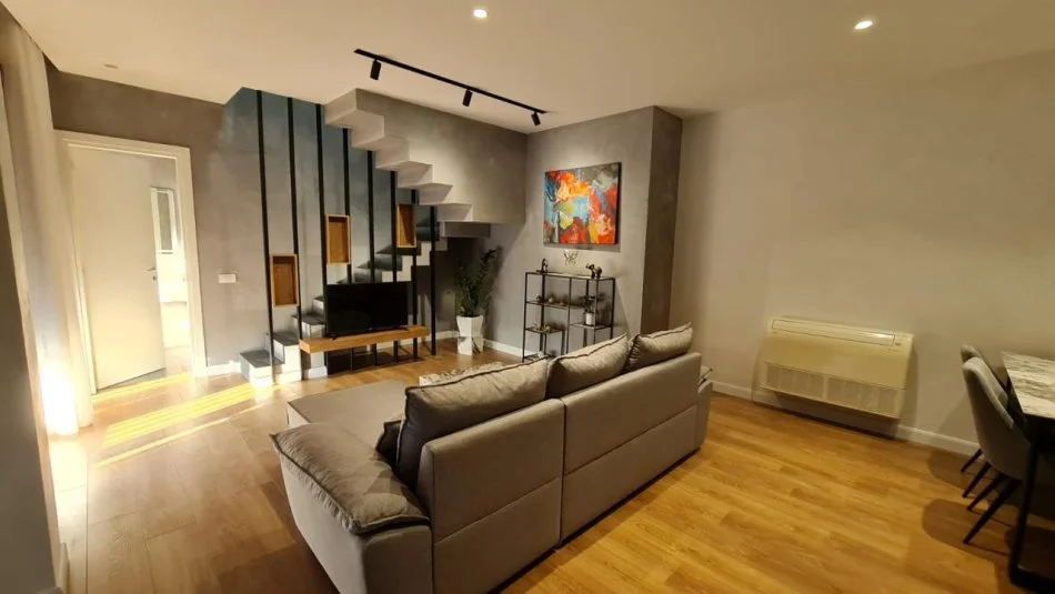 Tirane, jepet me qera apartament duplex 2+1+Ballkon Kati 10, 101 m² 1.700 € (Rruga Barrikadave)