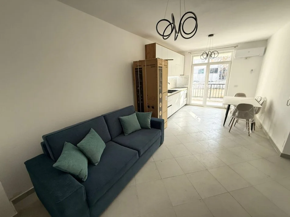 Tirane, jepet me qera apartament 1+1 Kati 1, 52 m² 500 € (RRuga e Dibres)