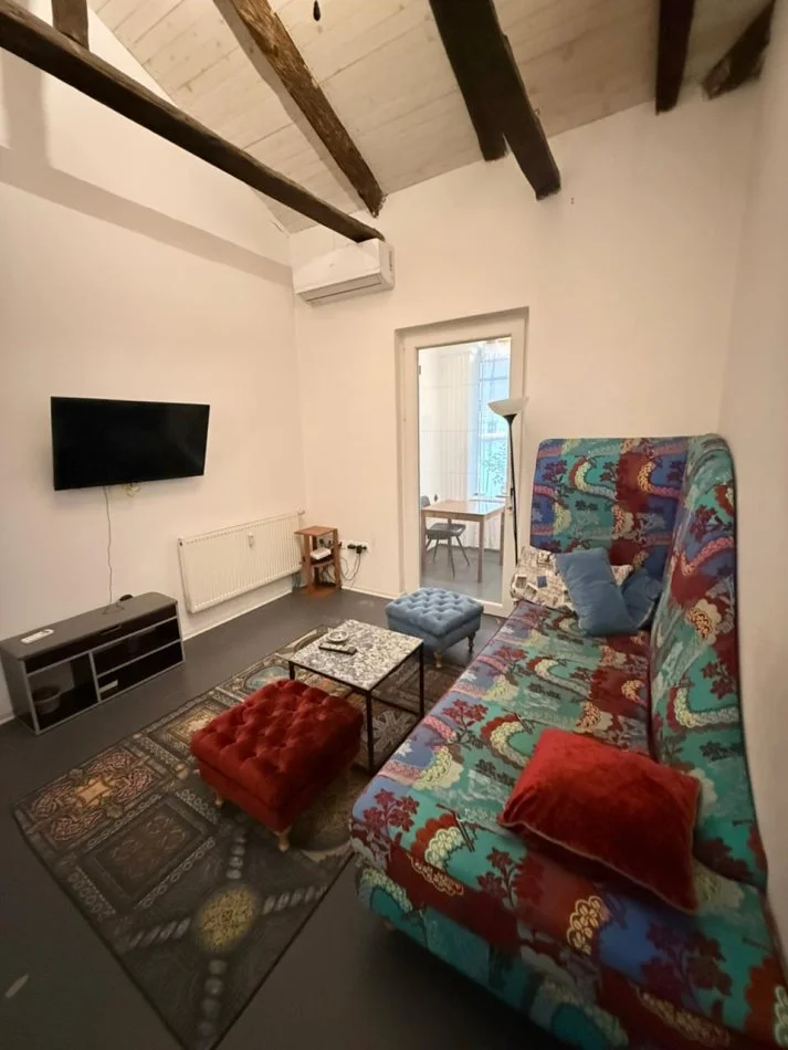 Tirane, jepet me qera apartament 2+1 , 150 m² 1.300 € (blloku)