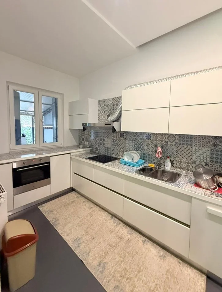 Tirane, jepet me qera shtepi 2+1 Kati 0, 150 m² 1.300 € 