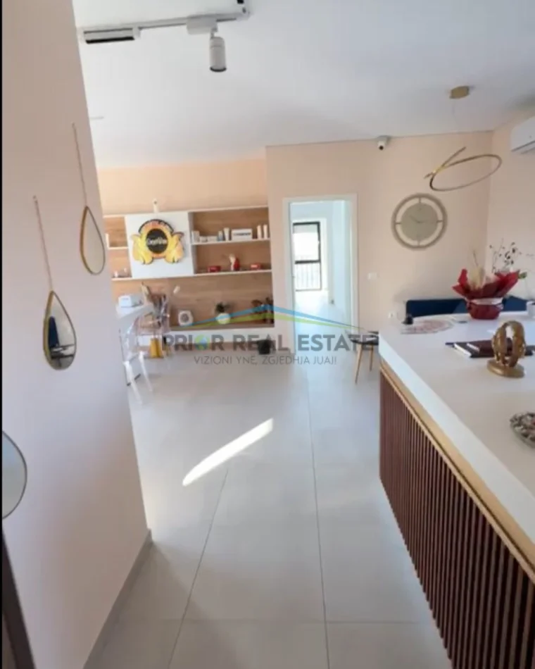 Tirane, jepet me qera apartament 3+1+2 Kati 8, 116 m² 750 € (Qender)