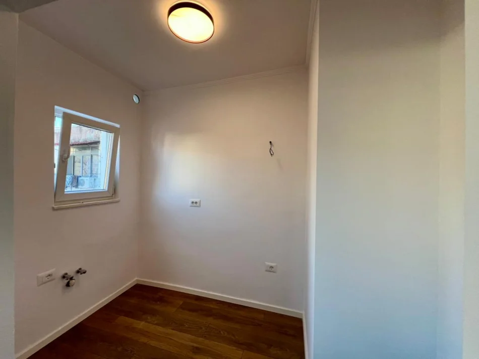 Tirane, shitet apartament 1+1+ballkon, Kati 4, 52 m² 111.700 € (Ali Demi)