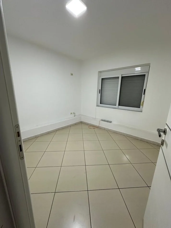 Tirane, jepet me qera ambjent biznesi Kati 2, 84 m² 700 € (Myslym Shyri)