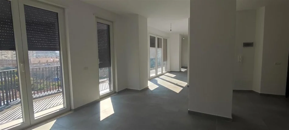 Tirane, jepet me qera ambjent biznesi Kati 5, 220 m² 2.500 € (Rruga e Dibres)